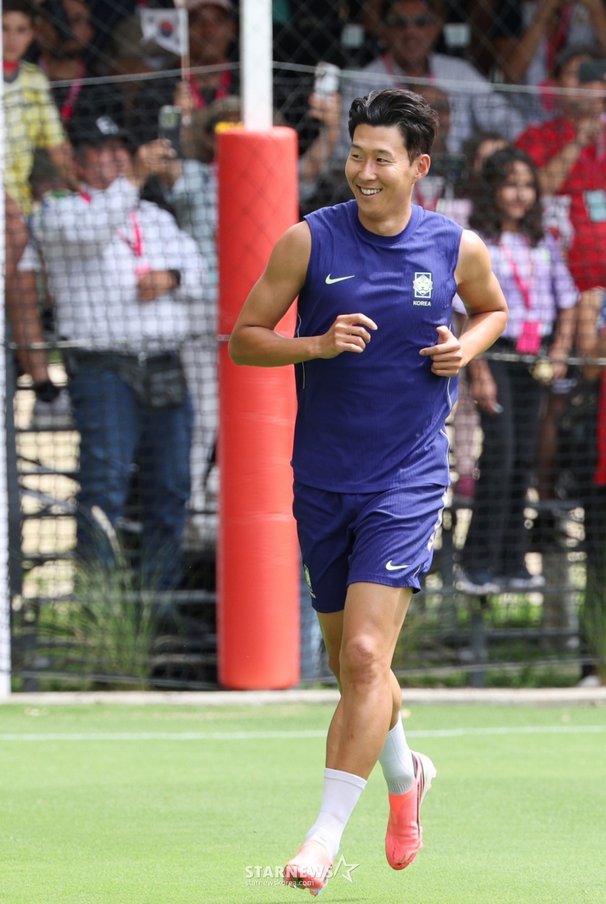 Son Heung-min looks at the spectators while running during a FIFA-organized community training session on the afternoon of the 6th (local time) at Chivas Valle Verde, the base camp training ground in Guadalajara, Mexico. /Photo=Chief correspondent Kim Jin-kyung