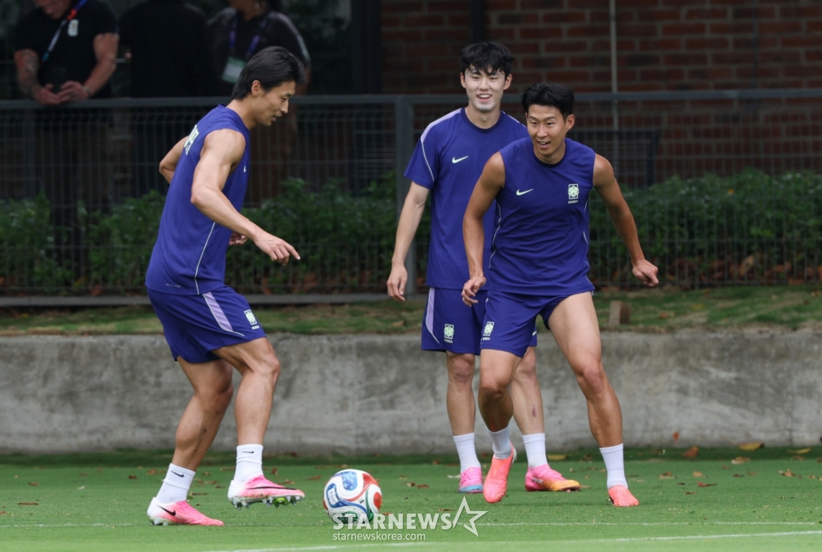During a FIFA-organized community training session on the afternoon of the 6th (local time) at Chivas Valle Verde, the base camp training ground in Guadalajara, Mexico: Cho Gue-sung (from left), Lee Ki-hyuk, and Son Heung-min. /Photo=Chief correspondent Kim Jin-kyung