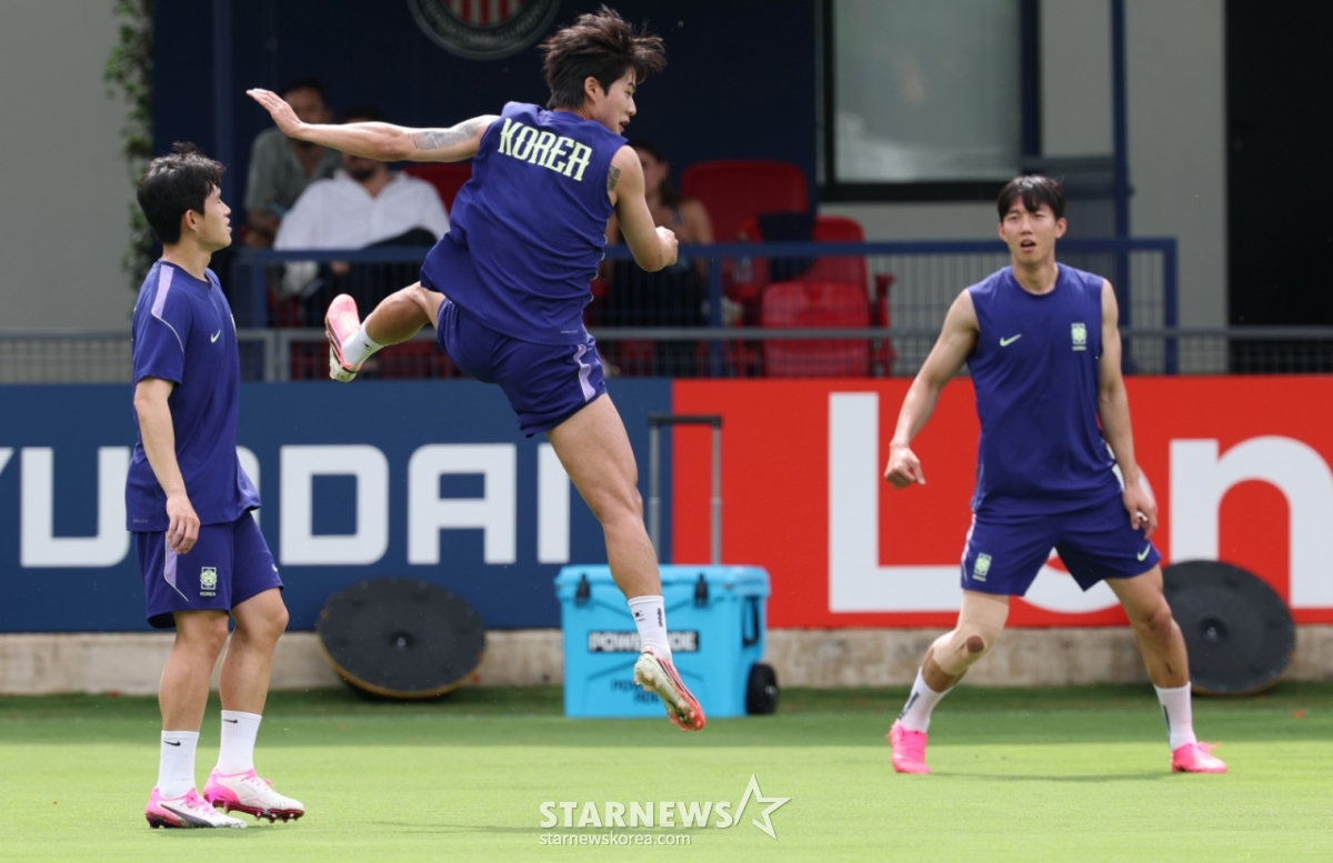 Seol Young-woo (center) attempts a header during a FIFA-organized community training session on the afternoon of the 6th (local time) at Chivas Valle Verde, the base camp training ground in Guadalajara, Mexico. /Photo=Chief correspondent Kim Jin-kyung