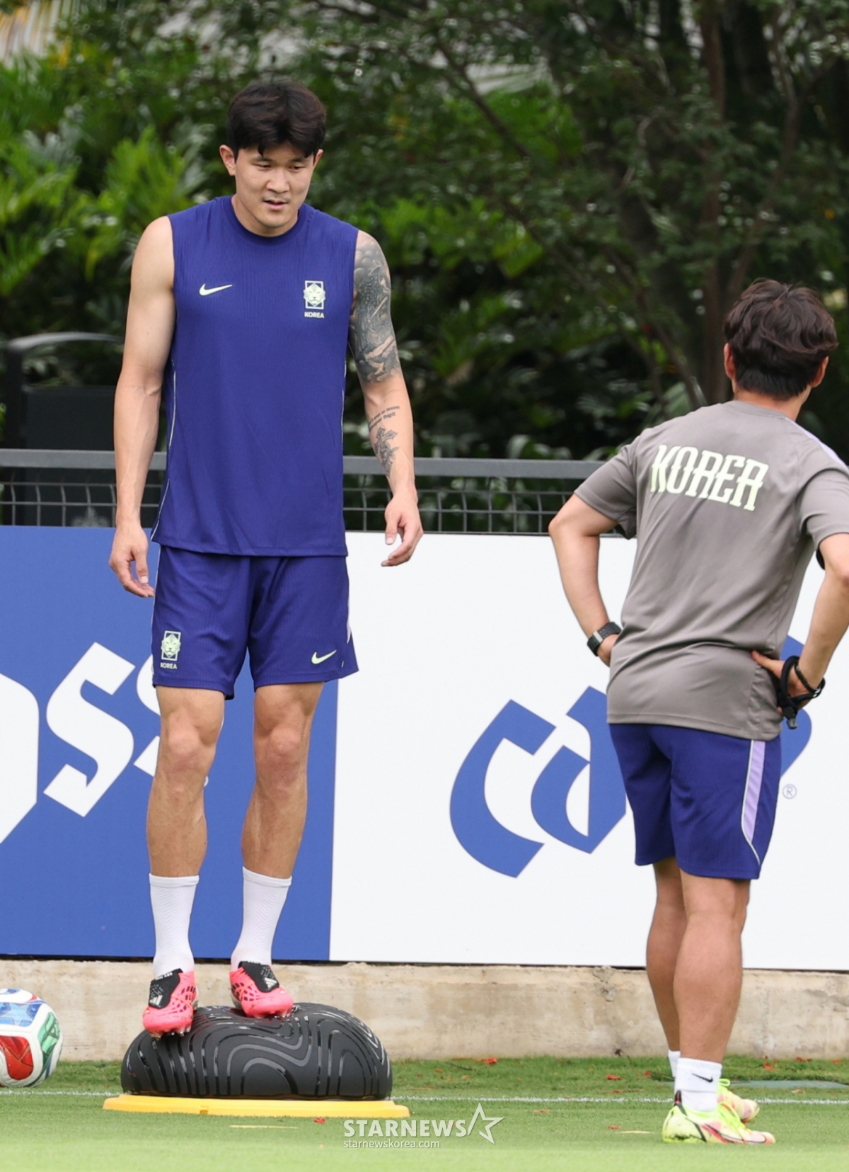 Kim Min-jae (left) performs balance training during a FIFA-organized community training session on the afternoon of the 6th (local time) at Chivas Valle Verde, the base camp training ground in Guadalajara, Mexico. /Photo=Chief correspondent Kim Jin-kyung