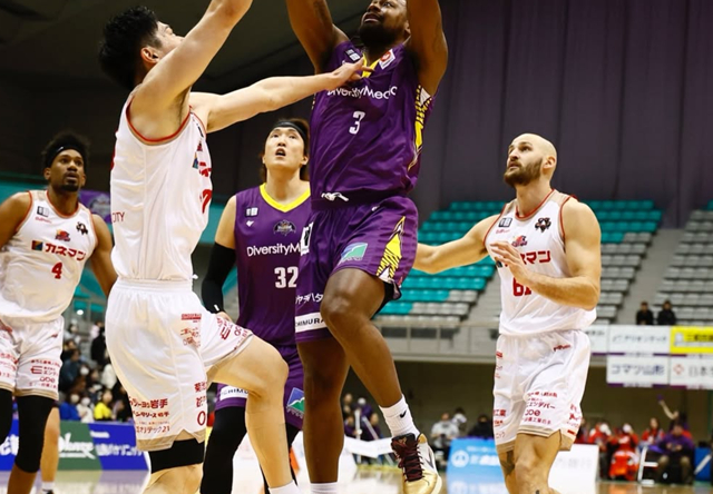 Lee Jong-hyun (center, wearing purple jersey No. 32) focused on the game. /Photo=Yamagata Wyverns SNS