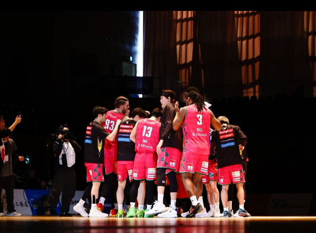 Lee Jong-hyun (center) cheering with his teammates. /Photo=Yamagata Wyverns SNS