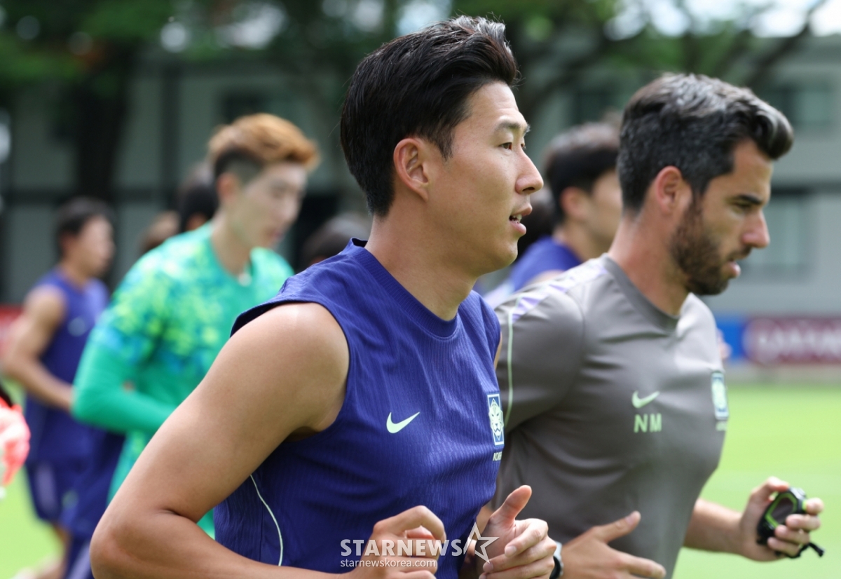 サッカーの大韓民国代表チームが20·26北中米ワールドカップ（W杯）を5日後に控え、6日、メキシコ·グアダラハラのチバス·ベルデバイェで初練習を行った。  孫興民をはじめとする代表チームの選手たちがランニングトレーニングをしている。  洪明甫号は6月12日午前11時（韓国時間）、チェコと運命の組別リーグ第1戦、そして1週間後の19日午前10時、開催国メキシコと分水嶺になる第2戦がまさにここグアダラハラで行われる。 /写真=キム·ジンギョン待機者