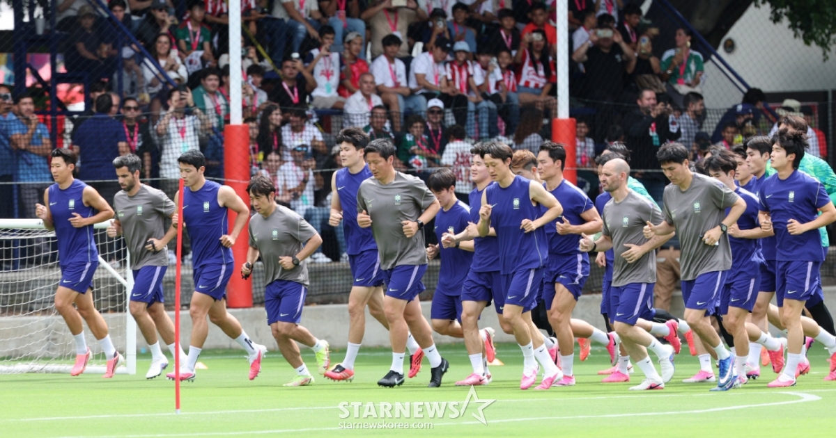 サッカーの大韓民国代表チームが20·26北中米ワールドカップ（W杯）を5日後に控え、6日、メキシコ·グアダラハラのチバス·ベルデバイェで初練習を行った。  孫興民をはじめとする代表チームの選手たちがランニングトレーニングをしている。  洪明甫号は6月12日午前11時（韓国時間）、チェコと運命の組別リーグ第1戦、そして1週間後の19日午前10時、開催国メキシコと分水嶺になる第2戦がまさにここグアダラハラで行われる。 /写真=キム·ジンギョン待機者