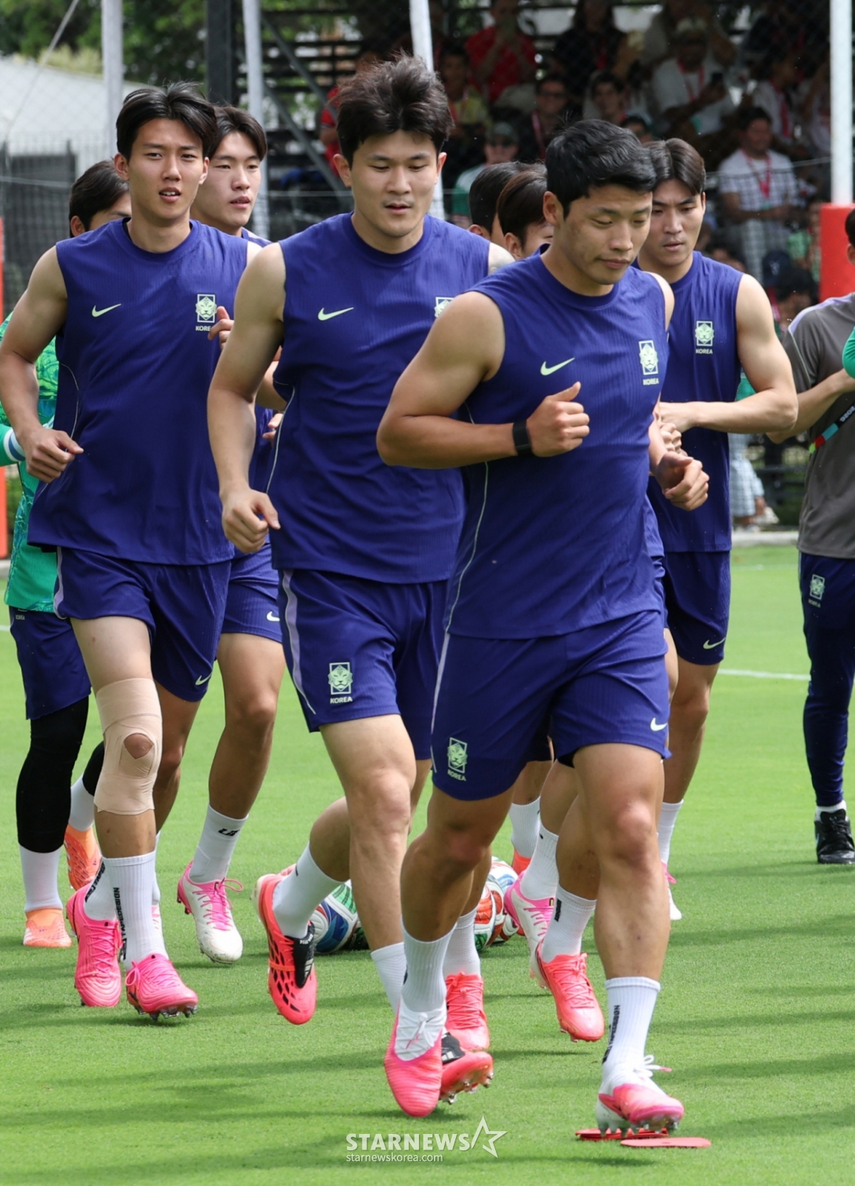 Lee Han Bum (từ trái sang), Kim Min Jae và Hwang Hee Chan trong buổi huấn luyện cộng đồng do FIFA tổ chức tại địa điểm huấn luyện trại căn cứ ở Guadalajara, Mexico vào chiều ngày 6 (giờ địa phương). /Ảnh = Người chờ đợi Kim Jin Kyung