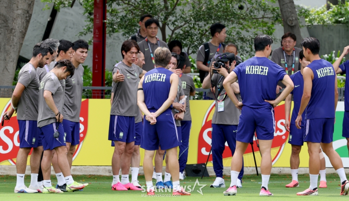 Huấn luyện viên Hong Myung-bo (giữa) đang chỉ thị cho Lee Kang-in trong khóa đào tạo cộng đồng do FIFA tổ chức tại sân tập trại căn cứ ở Guadalajara, Mexico vào chiều ngày 6 (giờ địa phương). /Ảnh = Người chờ đợi Kim Jin Kyung