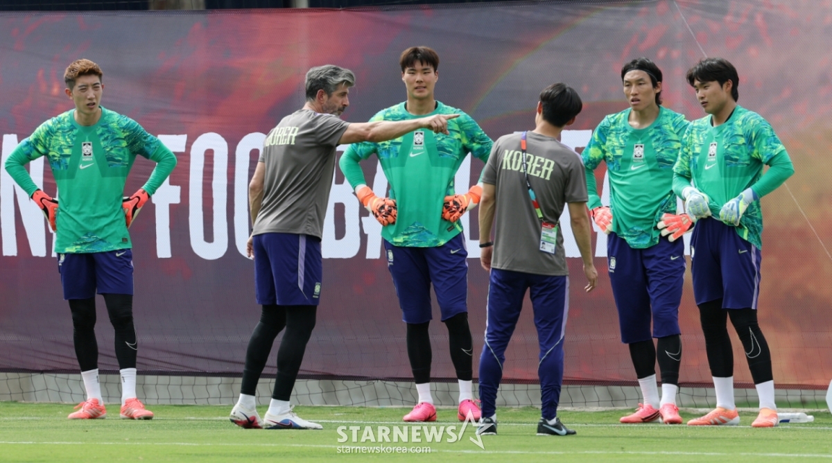 Cho Hyun-woo (từ trái sang), huấn luyện viên Pedro, Song Bum-geun, Kim Seung-gyu và Yoon Ki-wook trong khóa đào tạo cộng đồng do FIFA tổ chức tại sân tập trại căn cứ ở Guadalajara, Mexico vào chiều ngày 6 (giờ địa phương). /Ảnh = Người chờ đợi Kim Jin Kyung