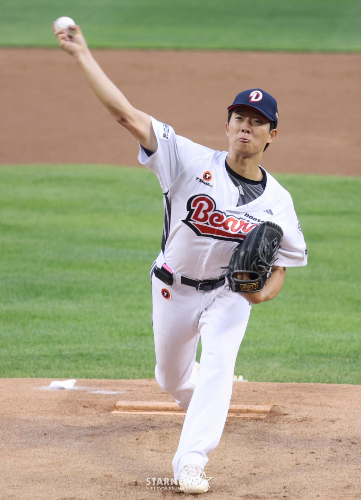 The 2026 Shinhan SOL KBO League Doosan Bears vs. KT Wiz game was held on the 26th at Seoul Jamsil Baseball Stadium. Doosan starting pitcher Cha Min-seok is pitching hard. /Photo=Kim Jin-kyung kim.jinkyung@