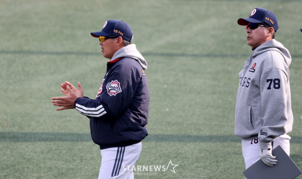 Doosan manager Kim Won-hyung is applauding coach Hong Won-ki and players after winning the 2026 professional baseball exhibition game between Doosan Bears and Samsung Lions at the 2026 Doosan Bears Park in Icheon on the 15th. 2026.03.15. Doosan manager Kim Won-hyung is applauding coach Hong Won-ki and players after winning the 2026 professional baseball exhibition game between Doosan Bears and Samsung Lions at the 2026 Doosan Bears Park in Icheon on the 15th. 2026.03.15. /Photo=Kang Young-jo cameratalks@