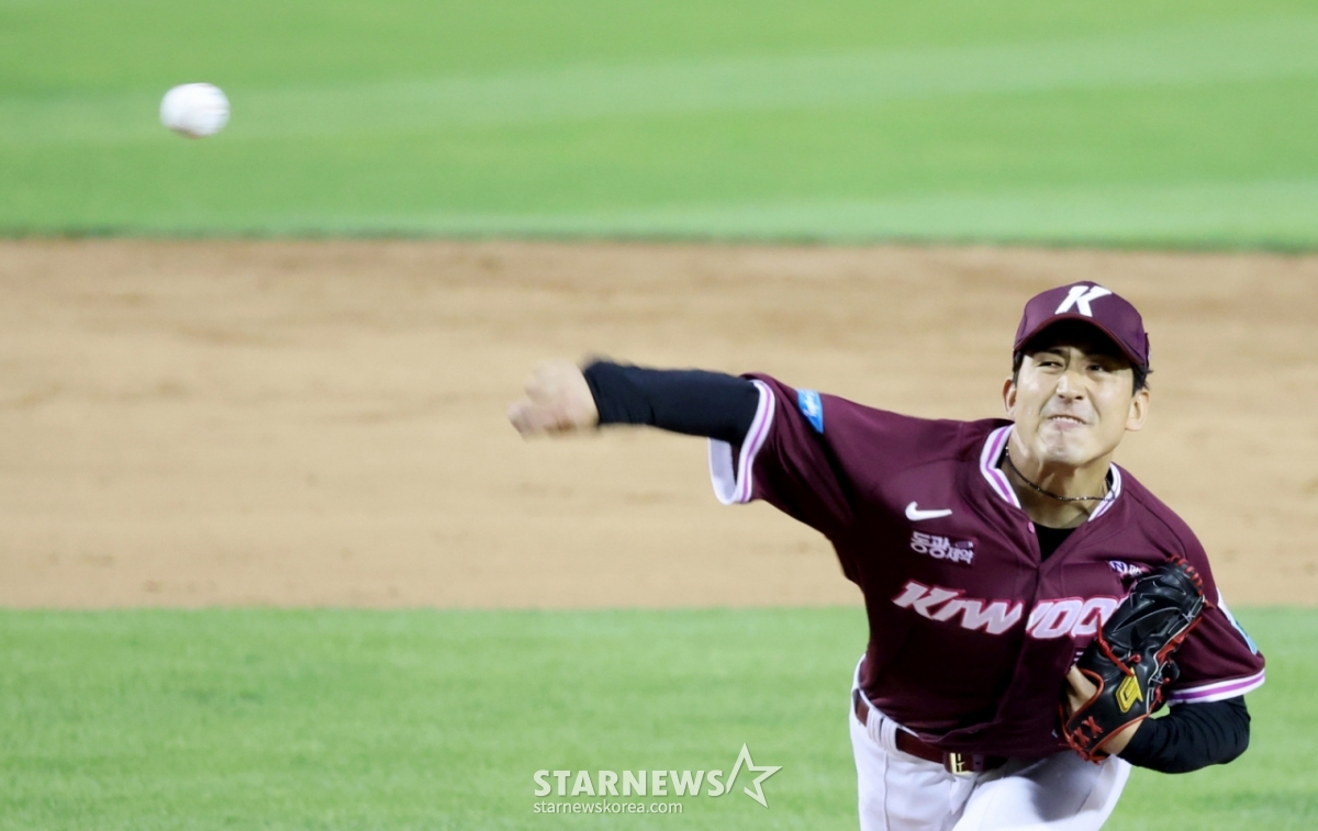 Vào ngày 7, Kium Woowan Bullpen Yuto đã kết thúc hiệp đấu mà không mất điểm nào trong cuộc khủng hoảng 1 gậy 1, 2 ở cuối hiệp 8 của trận đấu giữa Doosan Bears và Kirum Heroes tại sân vận động Jamsil. 2026.06.07. /Ảnh = Kang Young-jo cameratalks@