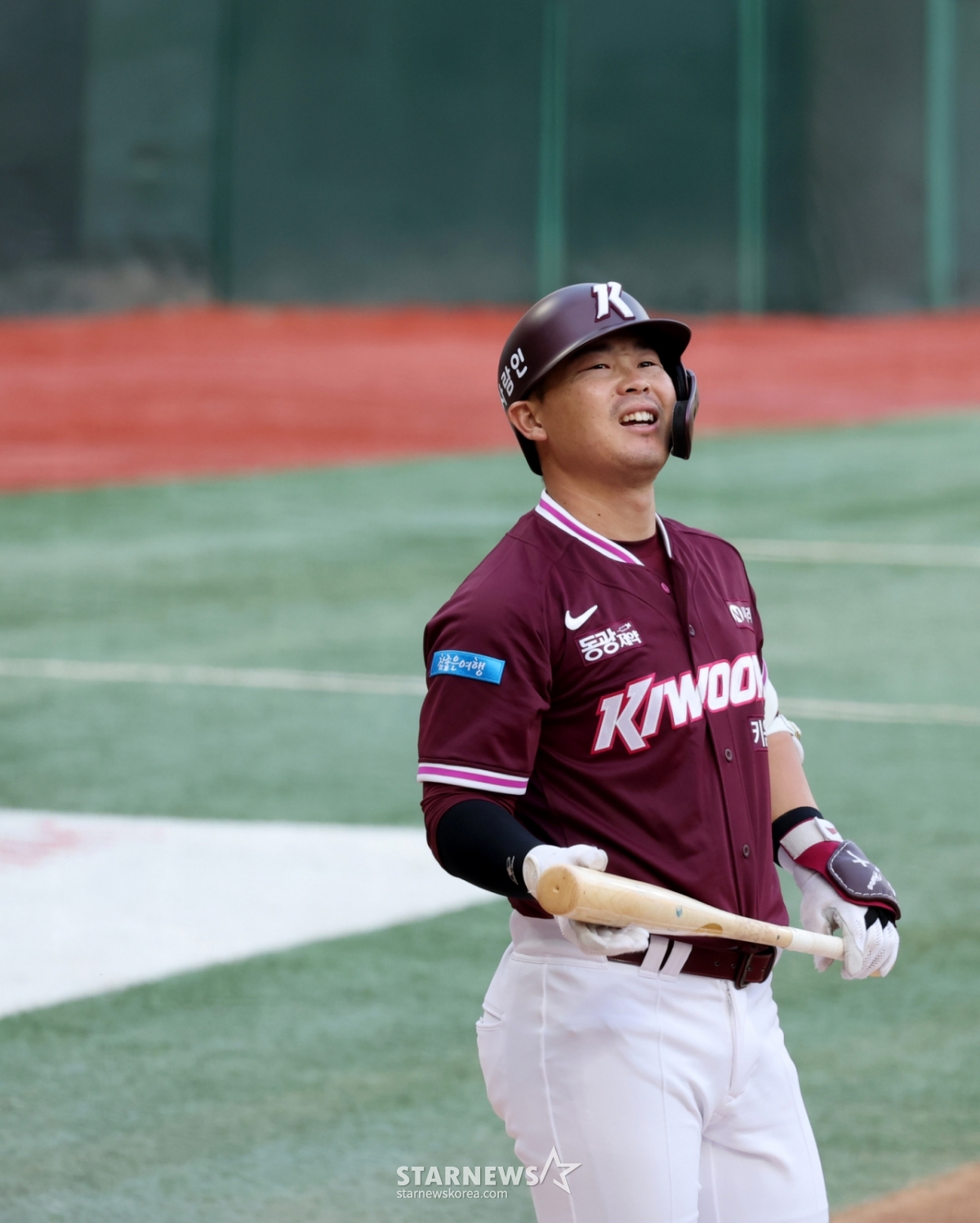 Người đánh bóng thứ ba của Kirum, Hiura, đang từ chức với cú strikeout ở đầu hiệp 1 của trận đấu đầu tiên của giải đấu Kium Heroes và SSGlanders tại SSGlanders Field ở Incheon vào ngày 2. 2026.06.02. /Ảnh = Kang Young-jo cameratalks@