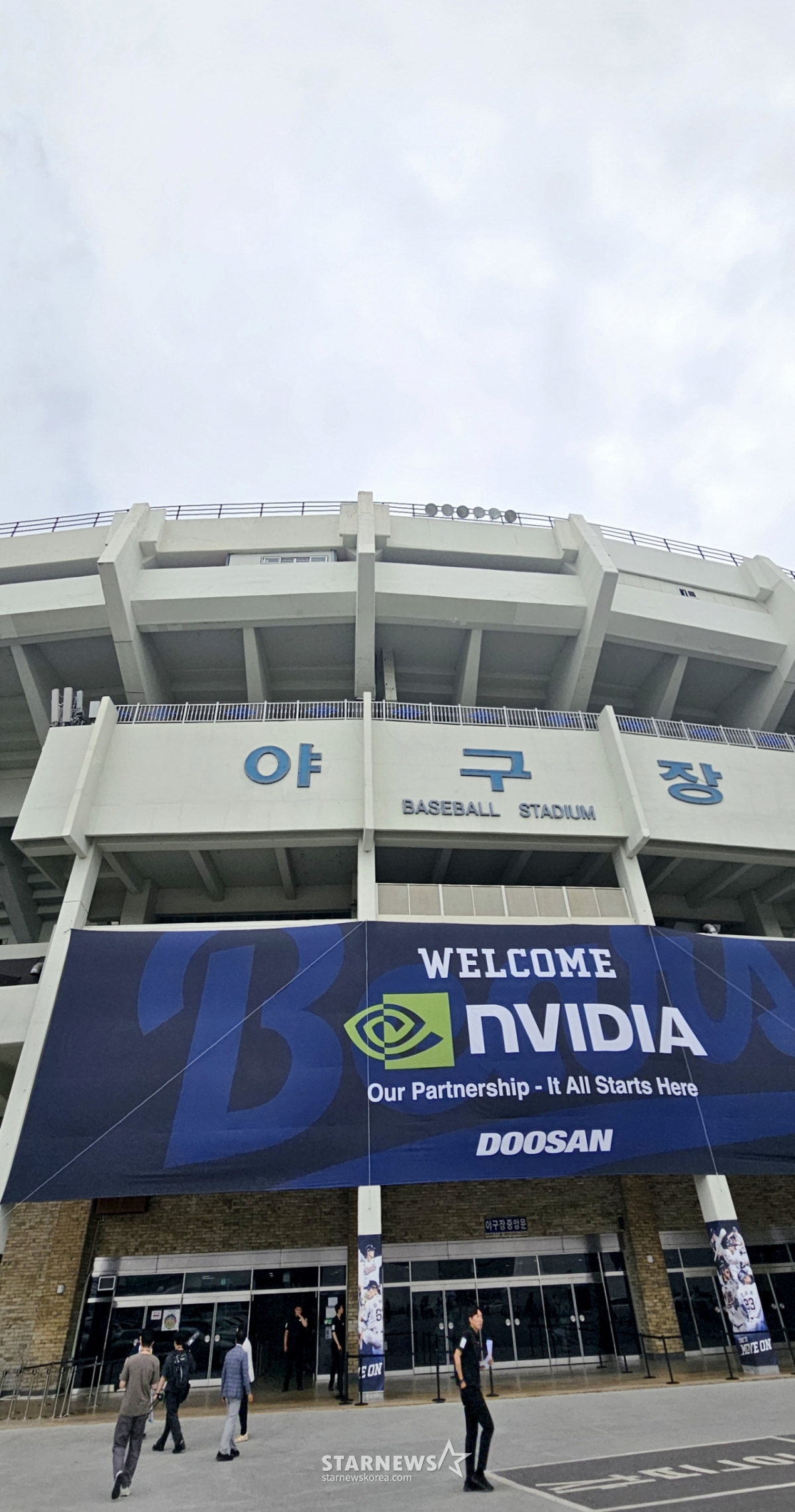 El día 7, en el estadio de Jamsil, se disputará el partido entre Kiwoom Heroes y Doosan Bears de la Liga KBO 2026, y está programado que Jensen Huang, director ejecutivo de NVIDIA, lance la primera bola. Un gran cartel de bienvenida a la visita de Jensen Huang instalado en la entrada del estadio de béisbol ha llamado la atención. 2026.06.07. /Foto=Kang Young-jo cameratalks@