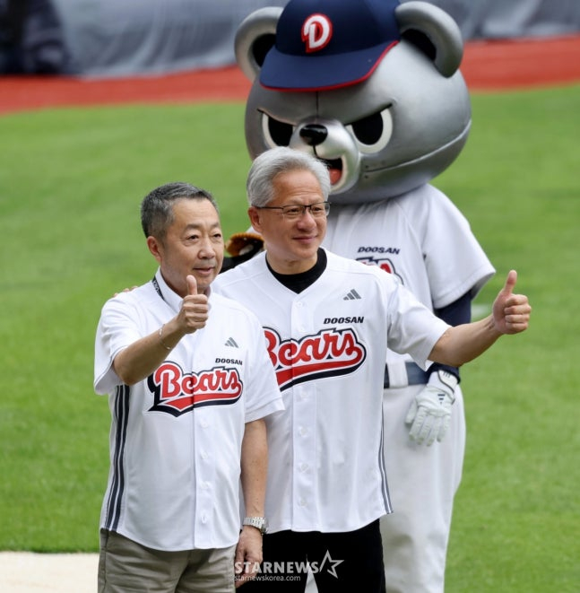 Park Jeong-won, Chairman of Doosan Group (left), and Jensen Huang. /Photo=Senior reporter Kang Young-jo