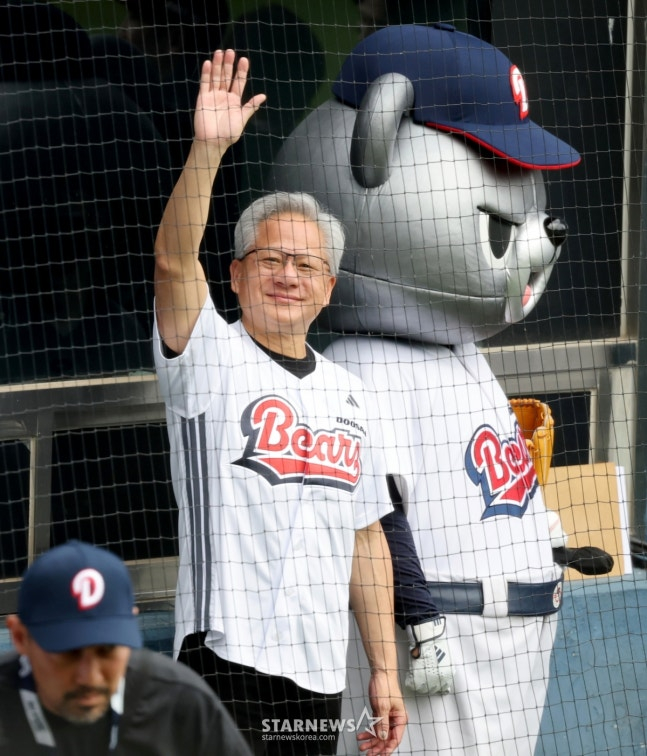Jensen Huang greeting the cheering fans. /Photo=Senior reporter Kang Young-jo