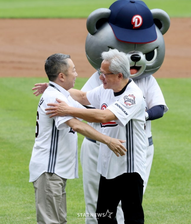 Jensen Huang embracing Park Jeong-won, Chairman of Doosan Group. /Photo=Senior reporter Kang Young-jo