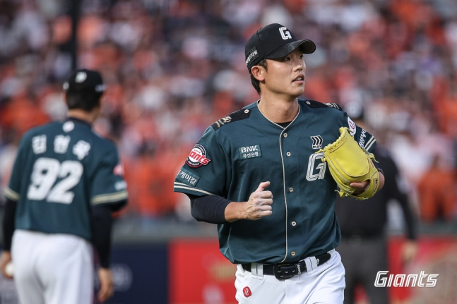 Lotte Giants pitcher Hyun Do-hoon is seen leaving the dugout after striking out a batter with bases loaded and no outs during the game against the Hanwha Eagles on the 6th. /Photo=Lotte Giants