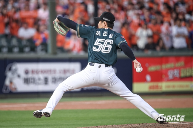 Lotte Giants closer Choi Jun-yong is seen pitching with bases loaded and one out in the top of the eighth inning during the game against the Hanwha Eagles on the 6th. /Photo=Lotte Giants