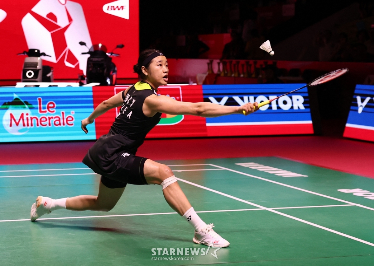 An Se-young compite contra Akane Yamaguchi en la final del Abierto de Indonesia 2026, torneo de la categoría Super 1000 del Circuito Mundial de la Federación Mundial de Bádminton (BWF), celebrado el día 7 en Yakarta, Indonesia. /Foto=Reuters=NEWS1