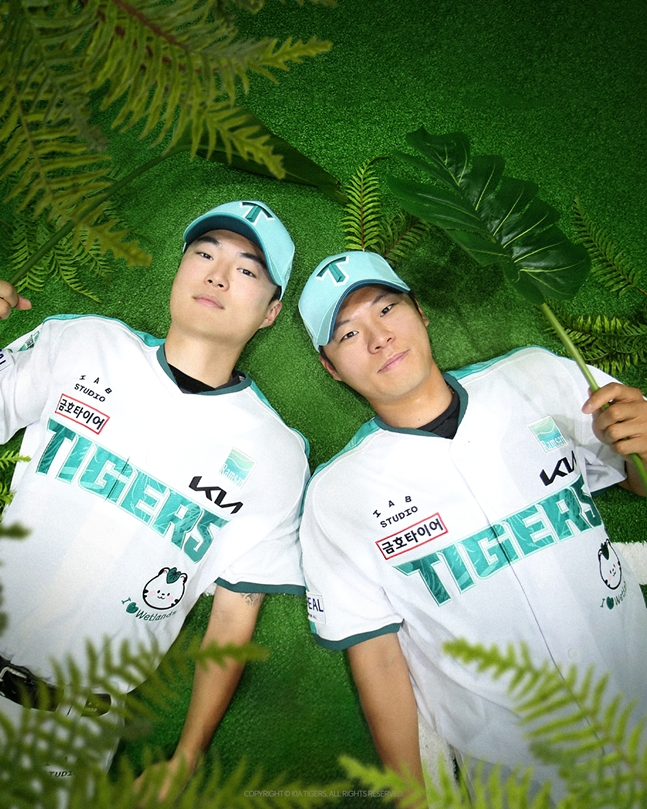 Fotografía de los jugadores de KIA Tigers luciendo el uniforme especial del Día de Ramsar. /Foto=KIA Tigers