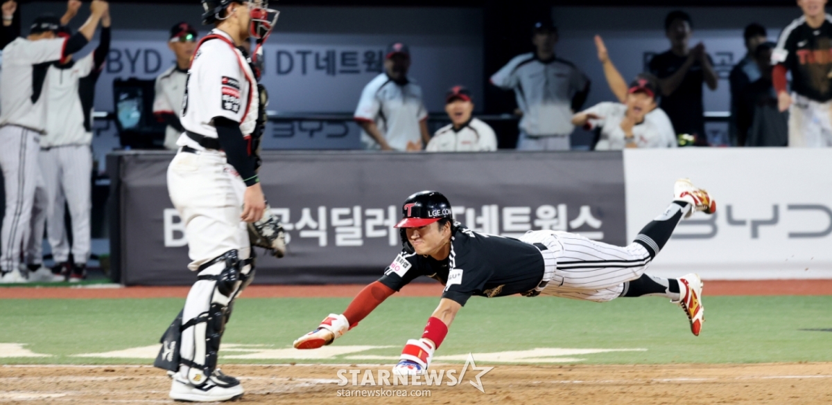 Park Hae-min, el bateador número 2 de LG, se lanza desde segunda base hasta home para anotar mientras el lanzamiento de pique hacia atrás se desvía en la parte alta de la séptima entrada con un out y corredores en segunda base, durante el turno al bate de Ostan contra KT Wiz en el parque KT Wiz de Suwon para el partido de la Liga KBO 2026 entre KT Wiz y LG Twins, que se juega el día 4. LG ha dado la vuelta al marcador con un 6-3 en la parte alta de la séptima entrada. 2026.06.04. /Foto=Kang Young-jo cameratalks@