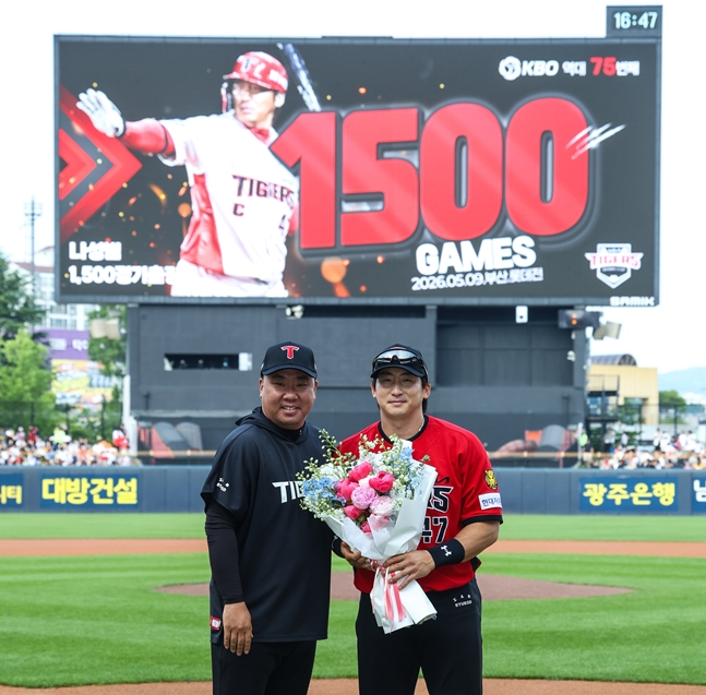 Lee Beom-ho (izquierda) y Na Seong-beom. /foto=KIA Tigers