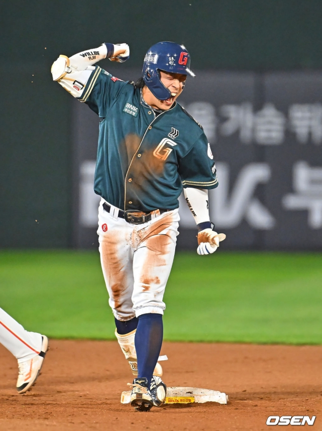 ロッテ·ジャイアンツの黄成彬(ファン·ソンビン)が7日、釜山(プサン)社稷(サジク)野球場で行われたハンファ·イーグルスと2026新韓(シンハン)SOLKBOリーグのホーム試合で、8回裏、1打点の同点二塁打を放ち、咆哮している。