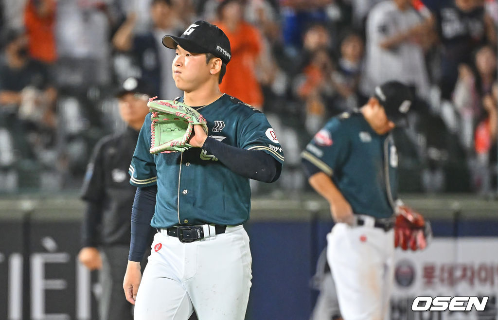 ロッテ·ジャイアンツの抑え投手チェ·ジュンヨンが7日、釜山(プサン)社稷(サジク)野球場で行われたハンファ·イーグルスと2026新韓(シンハン)SOLKBOリーグのホーム試合で、延長10回表、守備のミスで逆転を許した後、残念がっている。