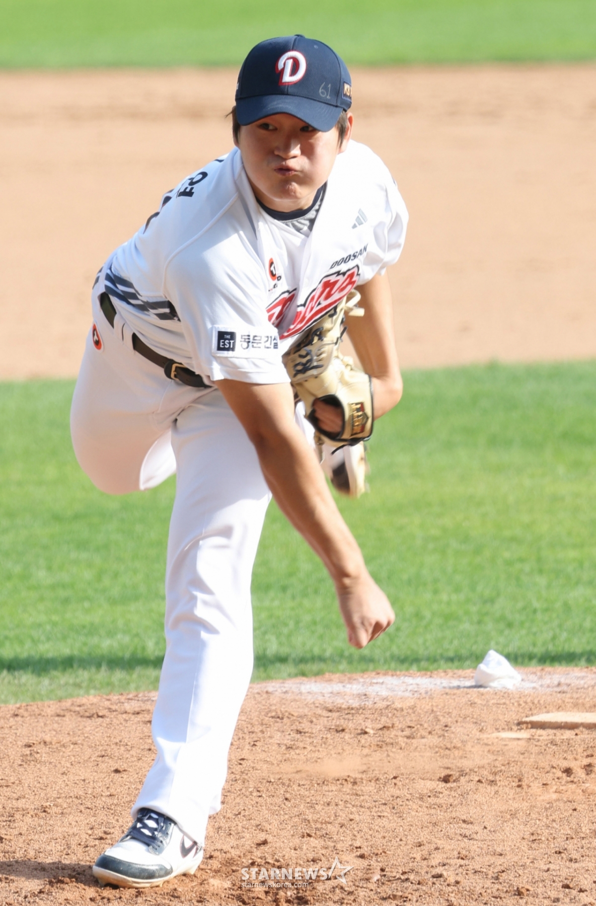 Матч Doosan Bears против KIA Tigers в лиге SOL KBO 2026 состоялся 19-го числа на бейсбольном стадионе Джамсиль в Сеуле. Дусан Ким Тхэк Ён борется за спасение в 8-м иннинге. /Фото = Ким Джин Кён.jinkyung@