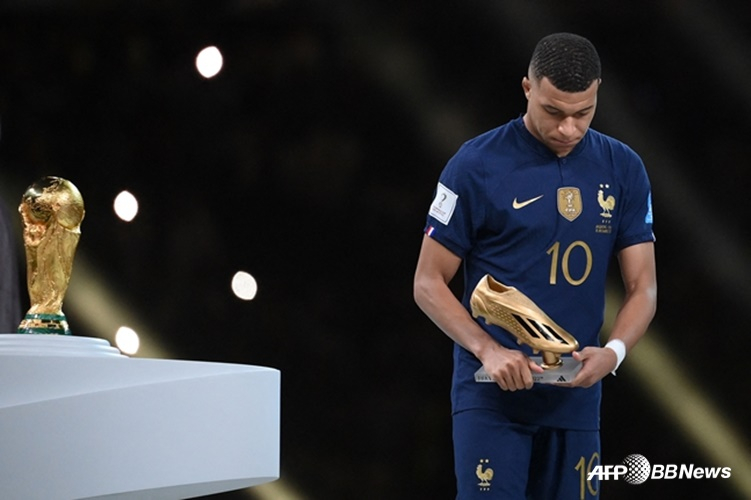 Kylian Mbappé standing on the podium after the 2022 Qatar World Cup final defeat. /AFPBBNews=NEWS1