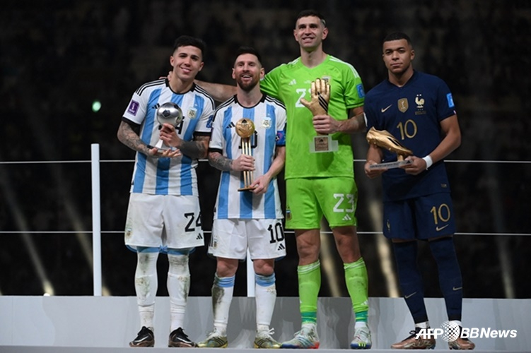 Kylian Mbappé (far right), who finished as runner-up at the 2022 Qatar World Cup, poses for a commemorative photo with Lionel Messi (third from the right). /AFPBBNews=NEWS1