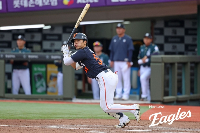 Hanwha Eagles' Oh Jae-won started as the leadoff center fielder in the 2026 Shinhan SOL KBO League away game against the Lotte Giants at Busan Sajik Baseball Stadium on the 7th and hit a base hit. /Photo=Hanwha Eagles