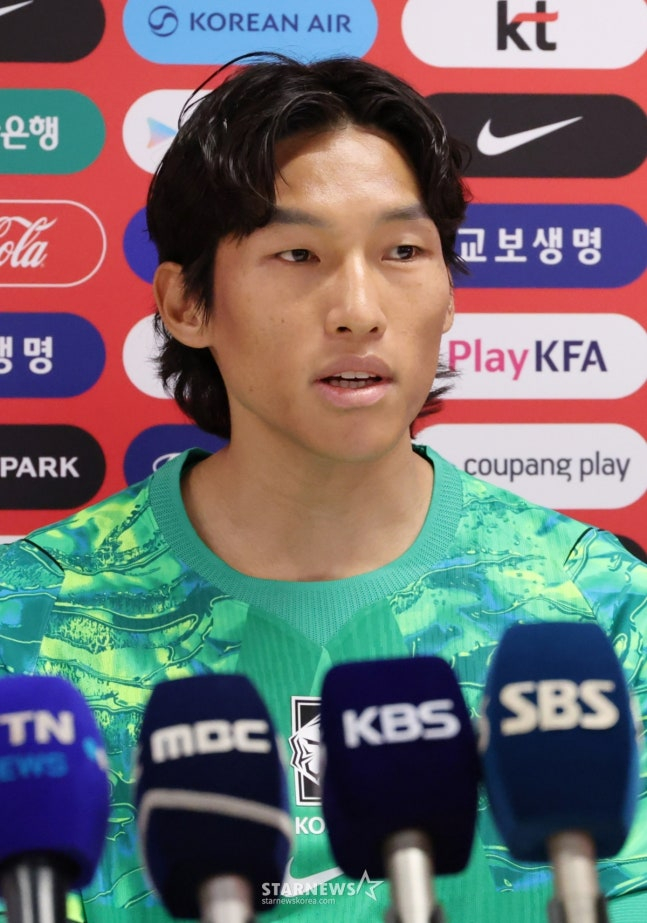 Kim Seung-gyu realiza una entrevista antes del entrenamiento oficial la mañana del día 7. /Foto=corresponsal jefe Kim Jin-kyung
