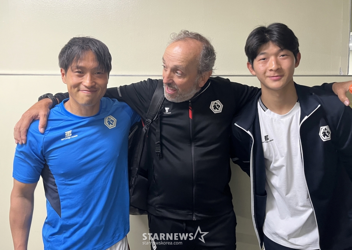 (左から)キム·ソンミン、ルイ·クインタ監督、ミン·ジフンが7日、木洞総合運動場で開かれた忠北清州対ソウルイーランドの「ハナ銀行Kリーグ2 2026」15ラウンド勝利後、ミクストゾーンで写真撮影をしている。 /写真=朴載昊（パク·ジェホ）記者