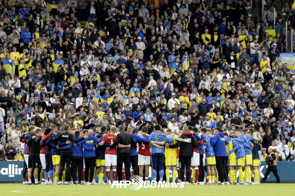 Christian Eriksen, a midfielder for the Danish national football team, collapsed during a friendly A-match against Ukraine at Odense Stadium in Denmark on the 8th (Korean time). Players from both teams surrounded Eriksen to prevent his condition from being exposed. /AFPBBNews=NEWS1