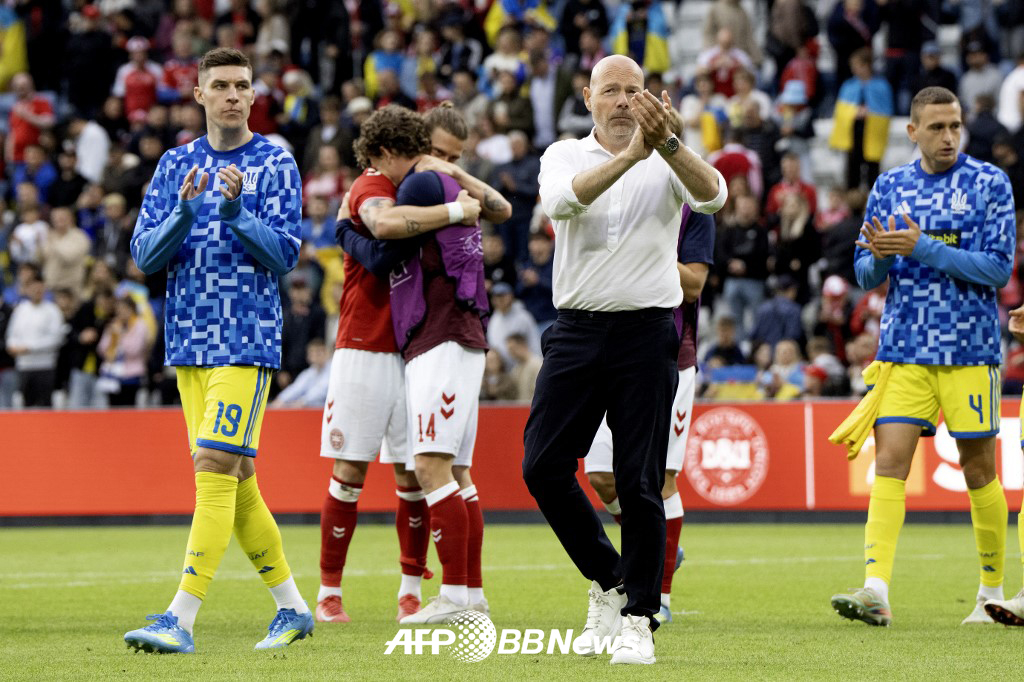 Christian Eriksen, a midfielder for the Danish national football team, collapsed during a friendly A-match against Ukraine at Odense Stadium in Denmark on the 8th (Korean time). After the match was canceled, players from both teams walked together on the field to pay their respects. /AFPBBNews=NEWS1
