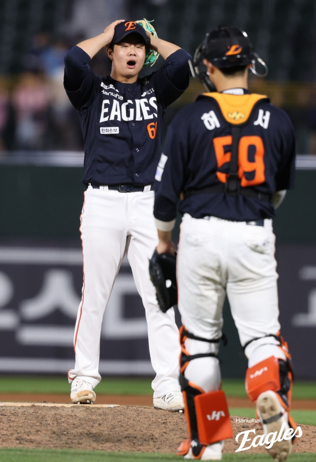 Питчер Hanwha Eagles Пак Джун Ён (слева) вздыхает с облегчением после того, как поймал Чон Мин Чжэ с земляным мячом на 2-й и 1-й базах в конце 10-го иннинга против Lotte Giants на бейсбольном стадионе Саджик в Пусане 7-го числа. /Фото = Предоставлено Hanwha Eagles