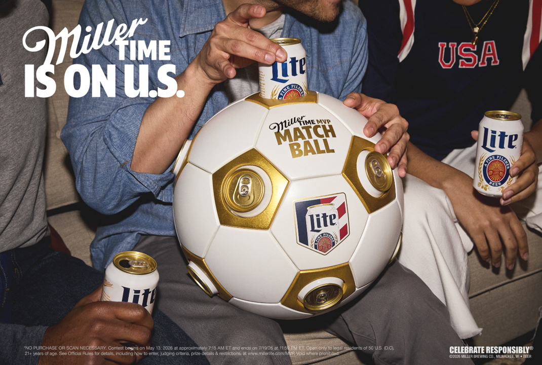 米ビール市場シェア2位のモルソン·クアーズが、ミラー·ライトのビール缶12個を入れて作った限定版サッカーボールスタンド。 /写真=モールソンクアーズホームページ