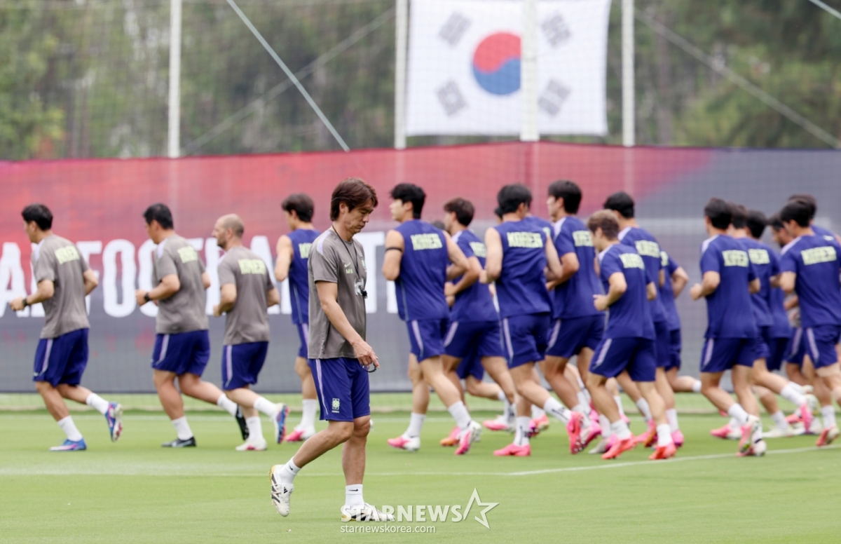 Trước World Cup Bắc Trung Mỹ 2026, đội tuyển bóng đá quốc gia Hàn Quốc đã tiến hành huấn luyện tại Verdevaye, Guadalajara, Mexico vào ngày 7. Huấn luyện viên Hong Myung Bo đang bước đi trên sân với suy nghĩ sâu sắc. /Ảnh = Người chờ đợi Kim Jin Kyung