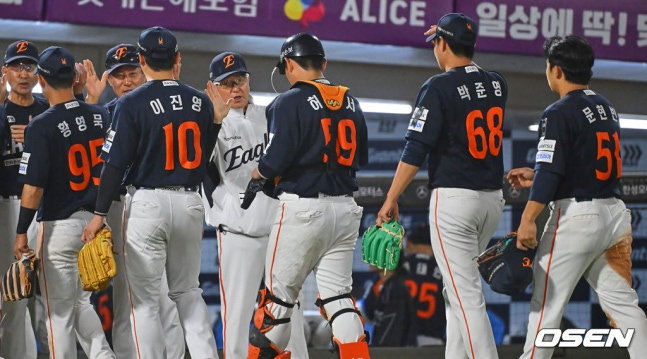 Đội tuyển Hanwha đang đập tay sau khi giành chiến thắng trong trận đấu với Busan Lotte vào ngày 7 vừa qua. /Ảnh = OSEN