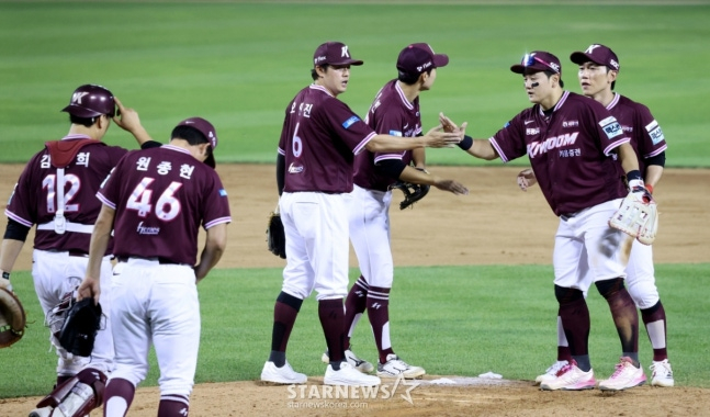 Các cầu thủ của Kirum đang đập tay sau khi ngăn chặn chiến thắng sweep của Doosan vào ngày 7. /Ảnh = Phóng viên cao cấp Kang Young Jo
