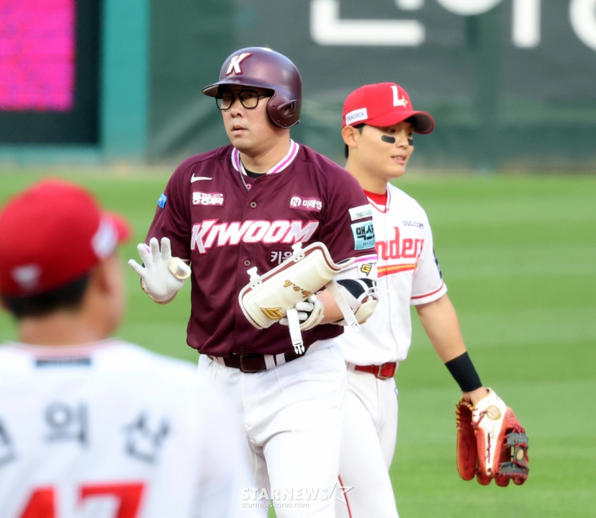 Kiwoom Heroes' second hitter Ahn Chi-hong hits a double against Benigiano in the bottom of the third inning with two outs and a runner on third base at the 2026 KBO League match between Kiwoom Heroes and SSG Landers held at Incheon SSG Landers Field on June 2, 2026. /Photo=Kang Young-jo cameratalks@