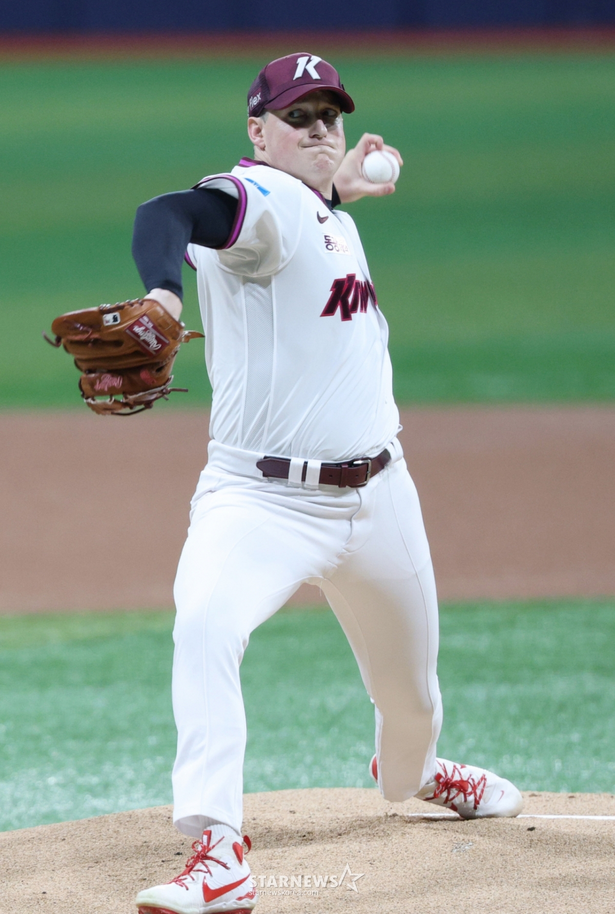 The 2026 Shinhan SOL KBO League match between Kiwoom Heroes and KIA Tigers was held at Seoul Gocheok Sky Dome on the 28th. Kiwoom's starting pitcher Rosenberg is pitching hard. /Photo=Kim Jin-kyung kim.jinkyung@