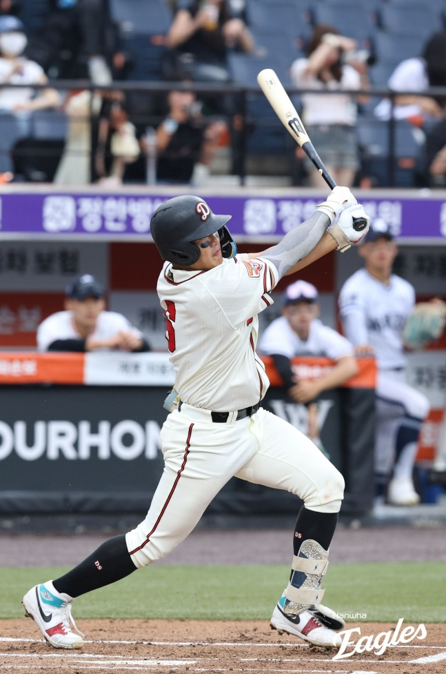 Eom Jun-sang of Deoksu High hit a single during the 4th Hanwha Eagles Cup High School-College All-Star Game held on the 8th at Daejeon Hanwha Life Eagles Park. /foto=Hanwha Eagles