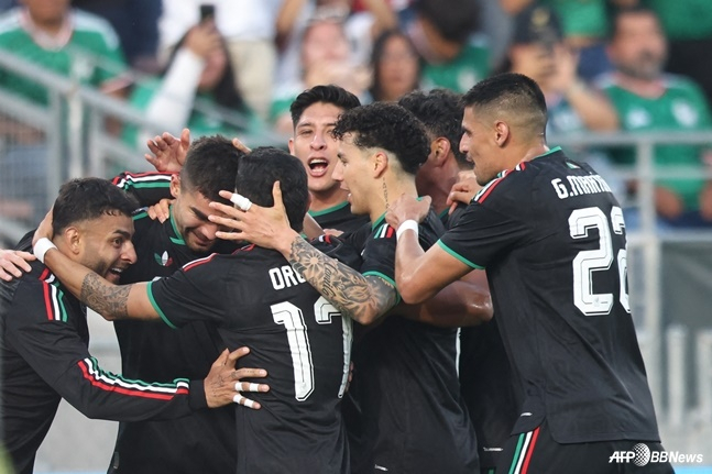 Mexico national team players celebrate after scoring during a friendly match against Australia. /AFPBBNews=NEWS1