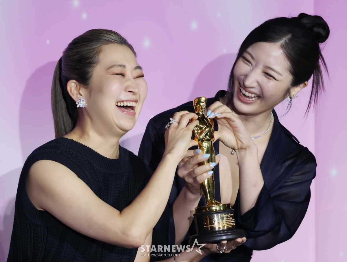 1日下午,在首尔CGV龙山IPARK购物中心举行的奈飞电影《K-POP守护者猎人》奥斯卡获奖纪念记者见面会上,麦琪姜导演、创作歌手李载正摆出造型,供记者们拍照。 /2026.04.01/照片=李东勋记者。