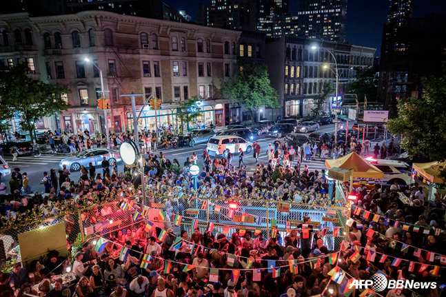 New York fans cheering while watching the NBA Finals Game 2 between the New York Knicks and San Antonio Spurs on the streets of New York. /AFPBBNews=NEWS1