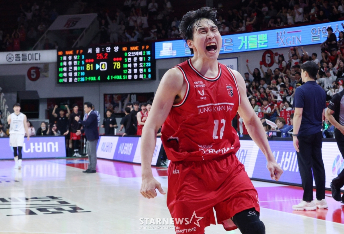 The 2025-2026 LG Electronics Anyang Jin Kwan-jang vs. Samsung game was held on the 12th at Anyang Jin Kwan-jang Arena in Gyeonggi-do. Kim Young-hyun of Jin Kwan-jang is seen preparing to shoot after securing an offensive opportunity with 25 seconds remaining in the fourth quarter. /Photo=Kim Jin-kyung kim.jinkyung@