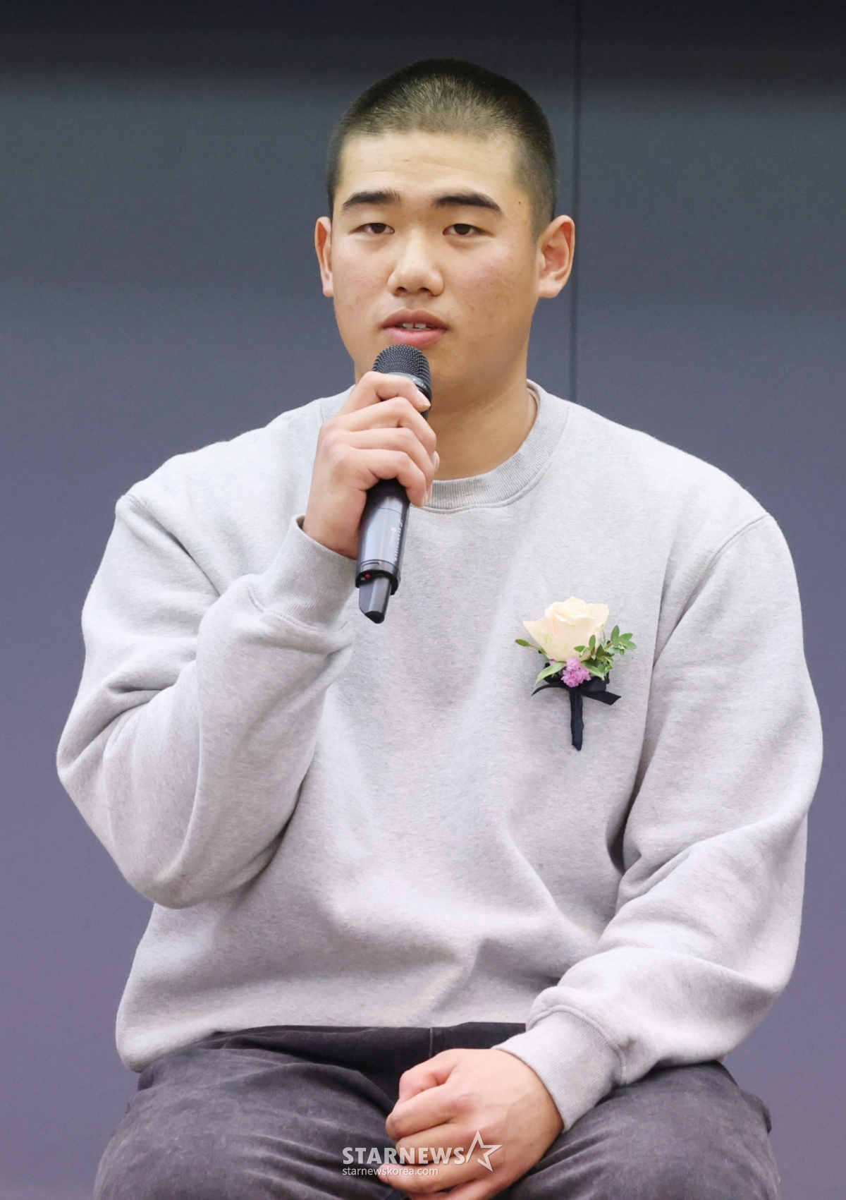 Lễ trao giải '2025 Futures Star Daesang' đã được tổ chức tại cuộc họp báo trên tầng 19 của Trung tâm Báo chí Hàn Quốc ở Jung-gu, Seoul vào ngày 24. Um Jun Sang (Trường cấp 3 Duk Soo 2) chia sẻ cảm nghĩ sau khi nhận được giải thưởng Ngôi sao tương lai hạng mục bóng chày. /Ảnh = Kim Jin Kyung Kim. Jin Kyung@