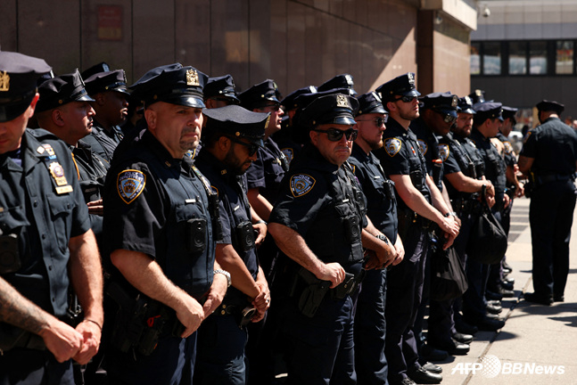 New York Police Department officers and security personnel deployed around Madison Square Garden in New York. /AFPBBNews=NEWS1