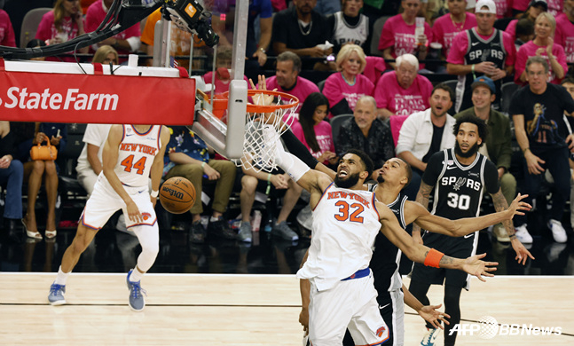 Game 2 of the Finals between the New York Knicks (in white uniforms) and the San Antonio Spurs. /AFPBBNews=NEWS1